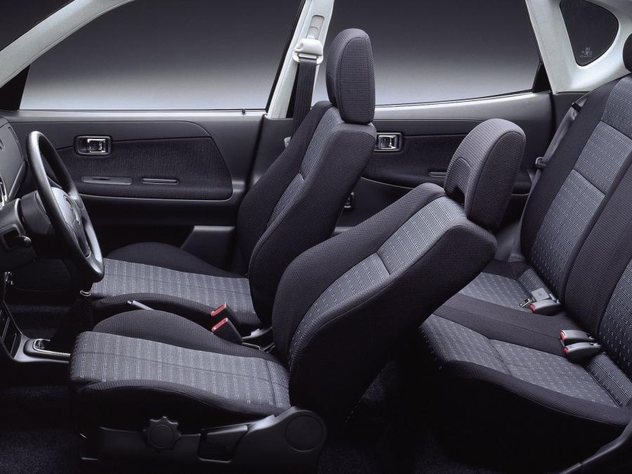  Daihatsu Sirion 2001 года  (фото 4 из 7)